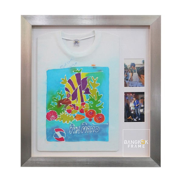 กรอบรูปโชร์เสื้อขาวพร้อมลายเซ็นนักร้องที่ชอบ